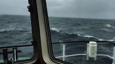 Musim ombak sudah tiba, waktunya kita cuti kawan😃 #fyp #storypelaut #fyppppppppppppppppppppppp #pelautindonesia #waves #pelautindonesia🇲🇨🇲🇨 #lautjawa #ombakbesar #fypage #pelautindonesiatiktok 