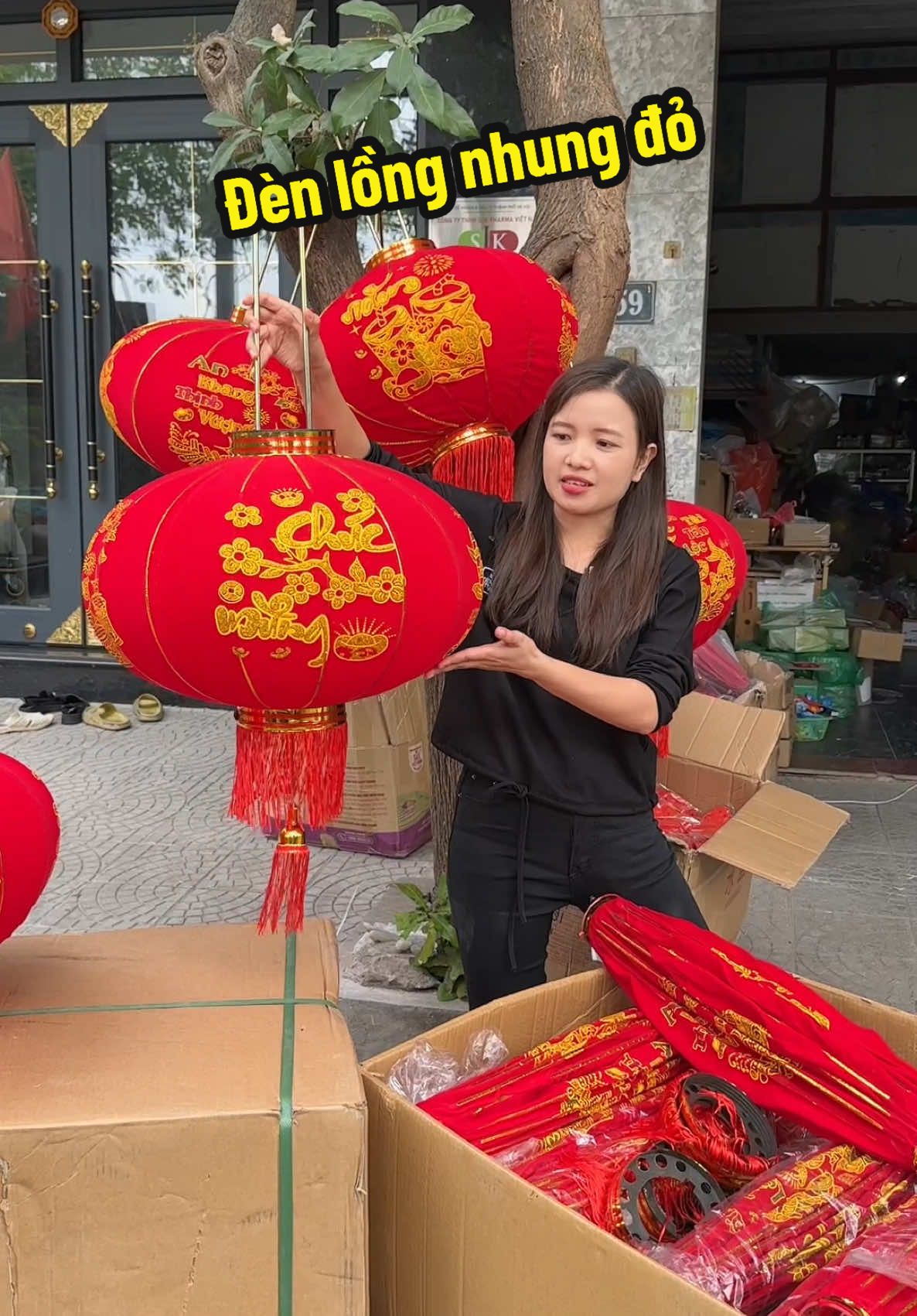 Đèn lồng nhung đỏ, rực rỡ cả năm  #giadung #giadungtienich #settrangtritet #dottangtri #Tet #trangtritet #decortet #tet2025 #denlong #denlongtet #denlongtrangtritet 