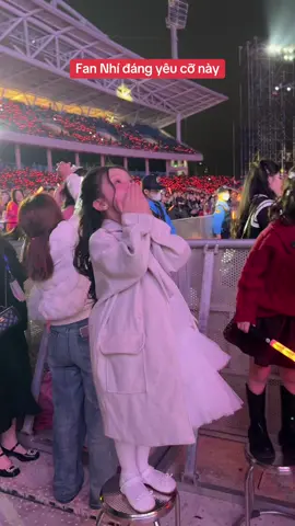 Hut hut hut. Concert 3 Anh Trai Say Hi. Nhím quẩy nhiệt tình cổ vũ chú @Weantodale  #Anhtraisayhi #Hut #concert #xuhuong #Wean 