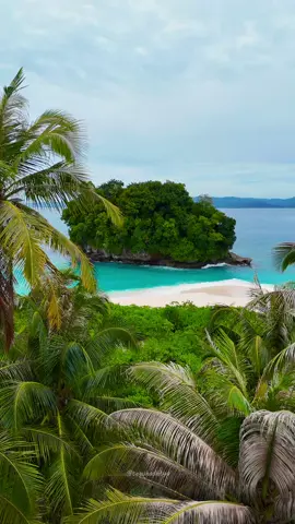 A very unique island🤯🏝️ Loc : Mincau Island, Simeulue, Aceh🇮🇩 #dji #aceh #wisatasimeulue #djimini4pro #aerial #pesonaindonesia #beach #fyp #drone #wonderfullindonesia #simeulue_aceh_indonesia #simeulue #2024 