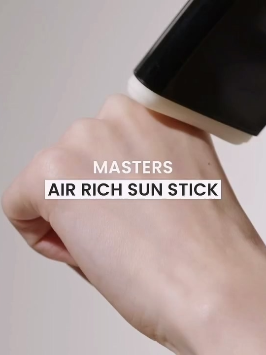 5mm 제형 올리고 쓱- 바르기만 하면 끝! ⠀ ‘백탁 현상이나 번들거림 없고 뽀송뽀송 완벽합니다.’* - 전*화 님 ⠀ ‘진짜 끈적임 1도 없고 보송보송했어요.’* - 김*림 님 ⠀ 사용해 본 누구든 100%** 만족하는 AHC 마스터즈 에어리치 선스틱 ⠀ #기름종이선스틱 으로 바른 듯 안 바른 듯 보송하게 선케어를 시작해 보세요. ⠀ ------- 5mm slim design Just swipe and you’re done! ’No white cast, no clumping, just perfect fluffy finish.’* - Customer J ‘It’s not sticky at all and it’s fluffy.’* - Customer K Everyone who has used it is 100% satisfied** AHC Master’s Air Rich Sun Stick #Oil_Paper_Sunstick Start your sun care with a light, natural finish as if you haven’t applied anything. *AHC 공식몰 마스터즈 에어 리치 선스틱 상품 리뷰 **AHC 공식몰 마스터즈 에어 리치 선스틱 상품 리뷰 기준 #AHC #AHC선스틱 #UNDERMYSKIN #DERM #DERMACARE #AESTHETIC #선케어 #선스틱 #마스터즈에어리치선스틱 #박세리선스틱 #AHC블랙선스틱 #스킨케어 #더마스킨케어 #더마화장품 #홈케어 #스킨솔루션 #홈에스테틱 #피부과학
