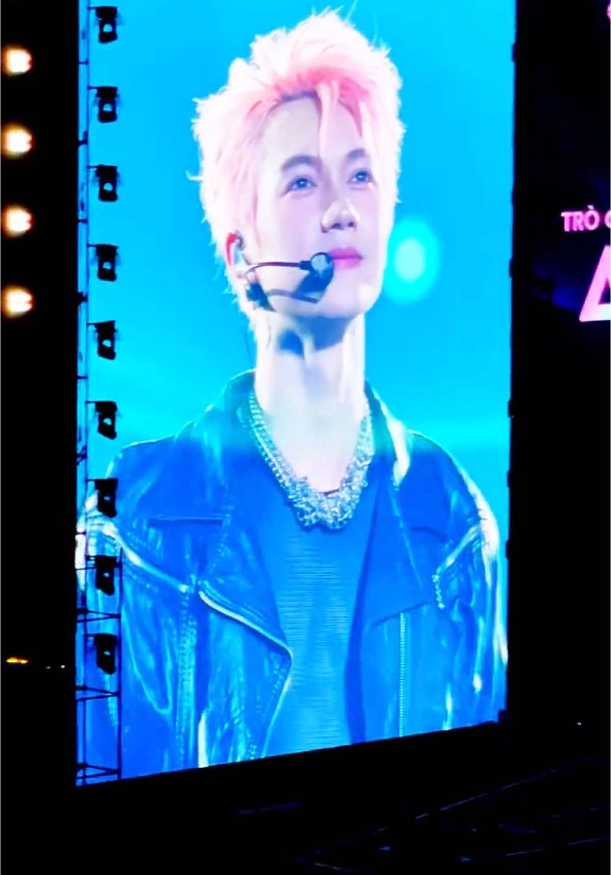 Có công cầm máy quay có ngày bắt được khoảnh khắc đắt giá🥺✨ Visual của Trần tổng và sếp Nguyễn quá là thần thánh trên màn hình led😭🙌 #jsol #hieuthuhai #anhtraisayhi #sonic #sunday #atsh #atshconcert 