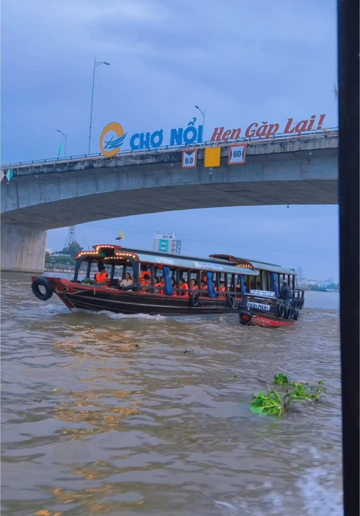 Ở miền tây từ nhỏ tới lớn nhưng lần đầu đi chợ nổi. Đây là dịp bạn mình từ miền trung và miền đông vào miền tây chơi, cụ thể là người trên núi xuống, đứa dưới biển lên 😅.  Hông biết có ai muốn review thuê tàu hay chi tiết chuyến đi ko, chứ mình mắc review quá nè 🤭 #chonoicairang #chonoicairangcantho #cantho #cantho65 #xhuong #xhuongtiktok #xuhuongtiktok 