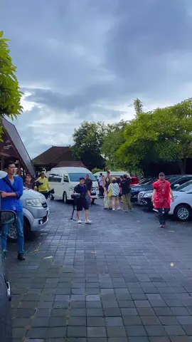 Junlin He sedang ada di Bebek Joni Ubud, mari merapat.