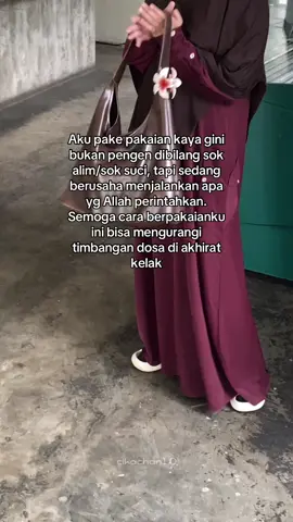 Adapun manusianya nanti berbuat khilaf dan salah jgn salahkan pakaiannya tapi manusianya yaa. Semoga Allah mudahkan untuk terus istiqomah, karna bisa saja hidayah ini Allah cabut, apalagi kalo iman lg melemah atau futur 🥺  Abaya👉🏻  @cikachan1.0  <klik caption #OOTD #ootdhijab #muslimahoutfit 