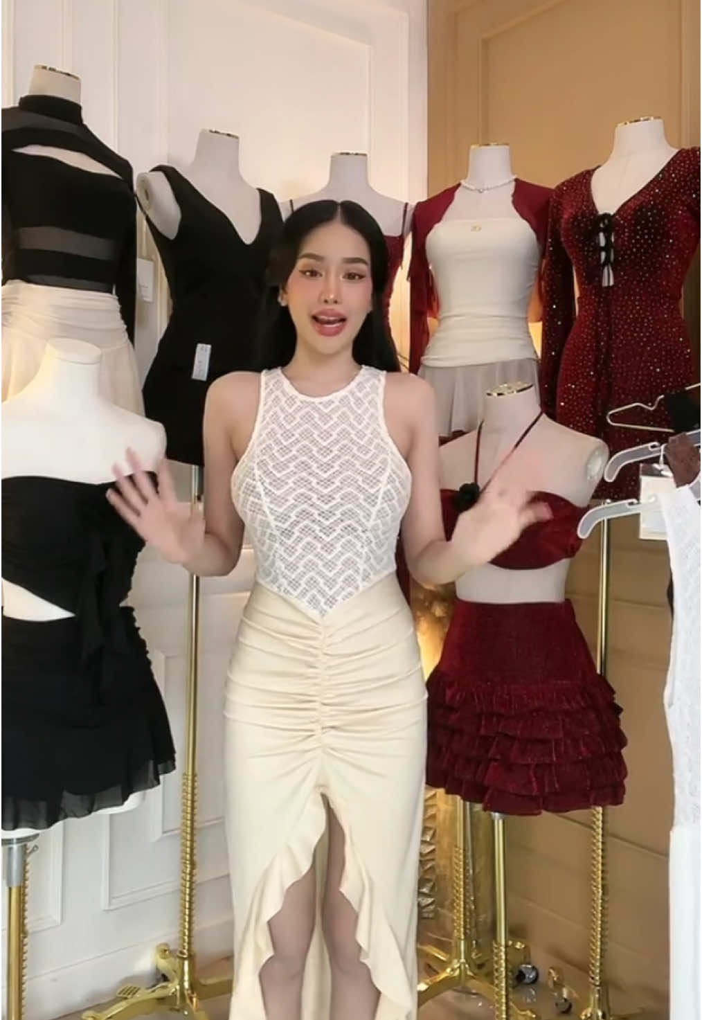 เดรสยาวลูกไม้แขนกุดแต่งผ่าหน้า