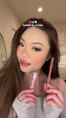 i live by this lip combo!!✨ @Huda Beauty @hudabeautyshop #hudabeauty #lipcombo #baddiemakeup #lip #lipliner #glossylips #everydaylipcombo #mylipsbutbetter 