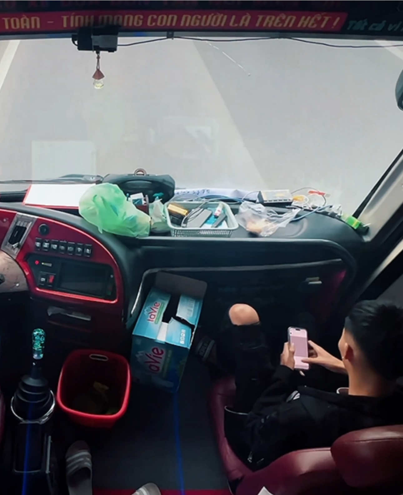 Xuống phố cho ấm thôi 🤣  #tranxuankien2003 #nhaxetrieupho #xekhachvietnam 