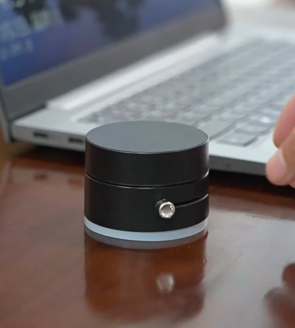 Strong magnets hold your phone securely in place!✨📱#joytutus #phoneholder #magneticholder #musthaves #fyp #chrismasgifts 