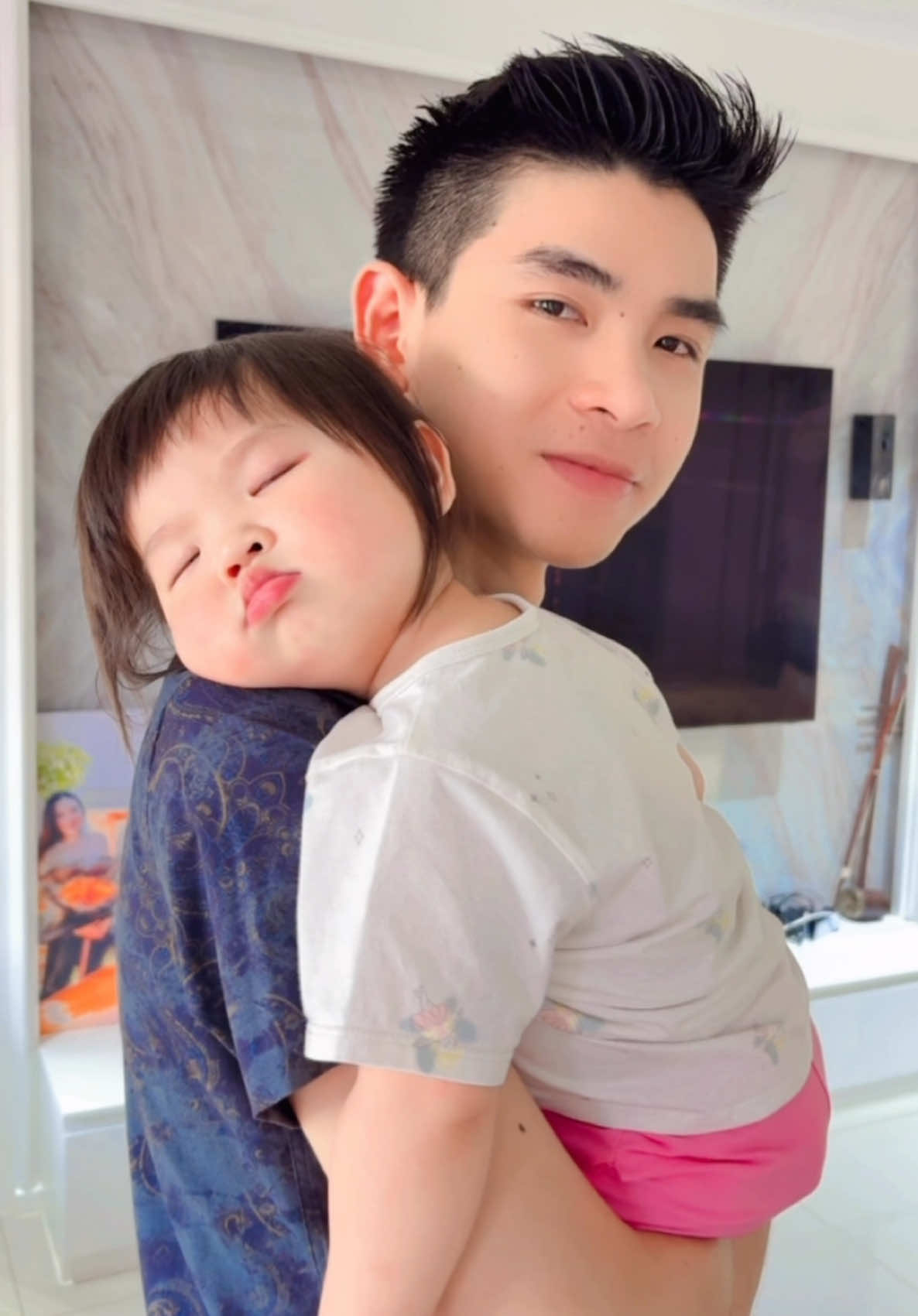 គេងស្រួលណាស់អោយតែបានប៉ាៗពរអោយគេង. @Sambath Meakthura @Baby Dada 😘❤️✨ #tengdana_tiktok_cambodia #kelvindana #ខេវីនតេងដាណា #ceo_tengdana #baby_dada 