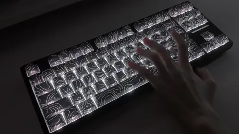 Lại thêm một em phím cơ tone đen siêu đẹp , lần này là em phím H87 đến từ hãng Ausdom nhé anh em #ausdom #h87 #banphim #banphimco #banphimgaming #keyboard 