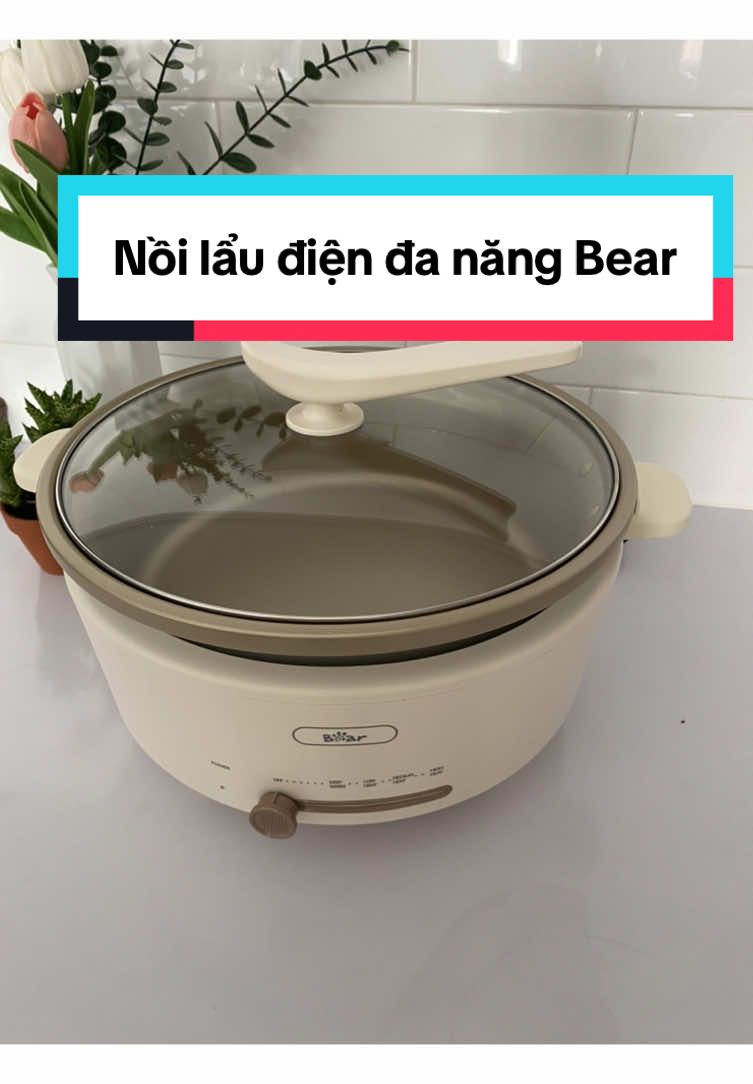 ✳️NỒI LẨU BEAR 5L P50F1    Vừa dùng ăn lẩu , vừa chiên , xào , rán , nấu canh ... nói chung là thập cẩm đa năng. Dung tích 5L nên phù hợp cho gd từ 4-6 người thậm chí là 10 ăn thoải mái.    Chống dính tốt, lòng nồi sâu , lòng nồi tách rời đc nên rất dễ dàng vệ sinh. 🔥🔥🔥 Công suất 1500w dòng công suất cao luôn nên nấu rất nhanh. Chân ái cho mỗi cuộc ăn nhậu cuối tuần tại gia luôn đó ạ ❤ #bearvietnam #noilau #noilaudien #noilaudanang #noilaudanangbear #noilaubear5l 