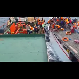 Kapal Tenggelam Akibat Cuaca Ekstrim Saat Ini.  #kapaltenggelam #kapal #tenggelam 