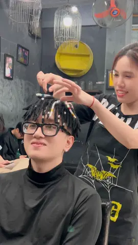 Làm tao con dreadlock. Ria ria   Kiểu tóc hothit năm nay ;)) #teamphongbvb #phongbvb #vuaquatang #cattocdoidoi #tocnamdepphongbvb #dantuyen  #fyp #xuhuongtiktok #xuhuong 