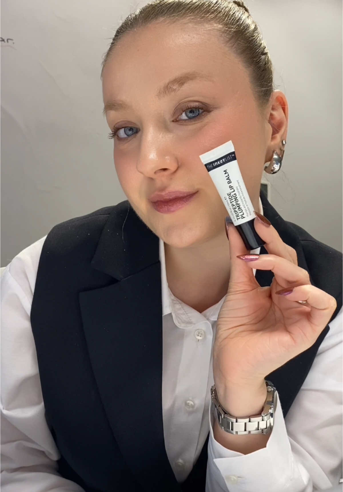 @The INKEY List Tripeptide Plumping Lip Balm💋 Gün içerisinde 2 uygulama yaparak 15 günde dolgun dudaklar mı? Bakalım👌🏻 Ürün bende vardı ama düzenli kullanmamıştım, 3/15 oldu bile. 🙏🏻 #theinkeylist #plumpinglipbalm #sephora *reklam değil #theinkeylistlipplumper @sephoraturkiye 