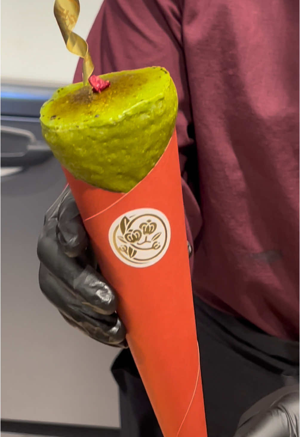 抹茶好き必見のもちもち抹茶クレープ😋 フランボワーズとクレームブリュレの宇治抹茶クレープ 1300円 京都の宇治抹茶と北海道産の純正生クレープを使用していて抹茶好きには堪らない最後まで絶品の美味しさ🍵 🍚店名:甘紋の香 住所: 東京都台東区浅草2丁目7-13 最寄駅: 浅草駅から徒歩6分 営業時間:10:30〜16:30 定休日：不定休 #東京グルメ#Japanesefood#tiktokfood