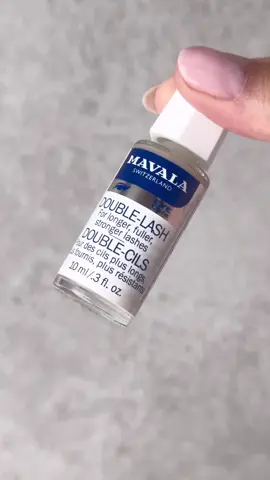 ¿Quieres unas pestañas naturales más largas y fuertes? 👀 Aplica Double-Lash cada noche. 🌿Gracias a su extracto natural rico en vitaminas y proteínas, Double-Lash refuerza y fortalece tus cejas y pestañas, haciéndolas más largas, densas y sedosas. #MavalaEspaña #DoubleLash #pestañasnaturales #serumdepestañas