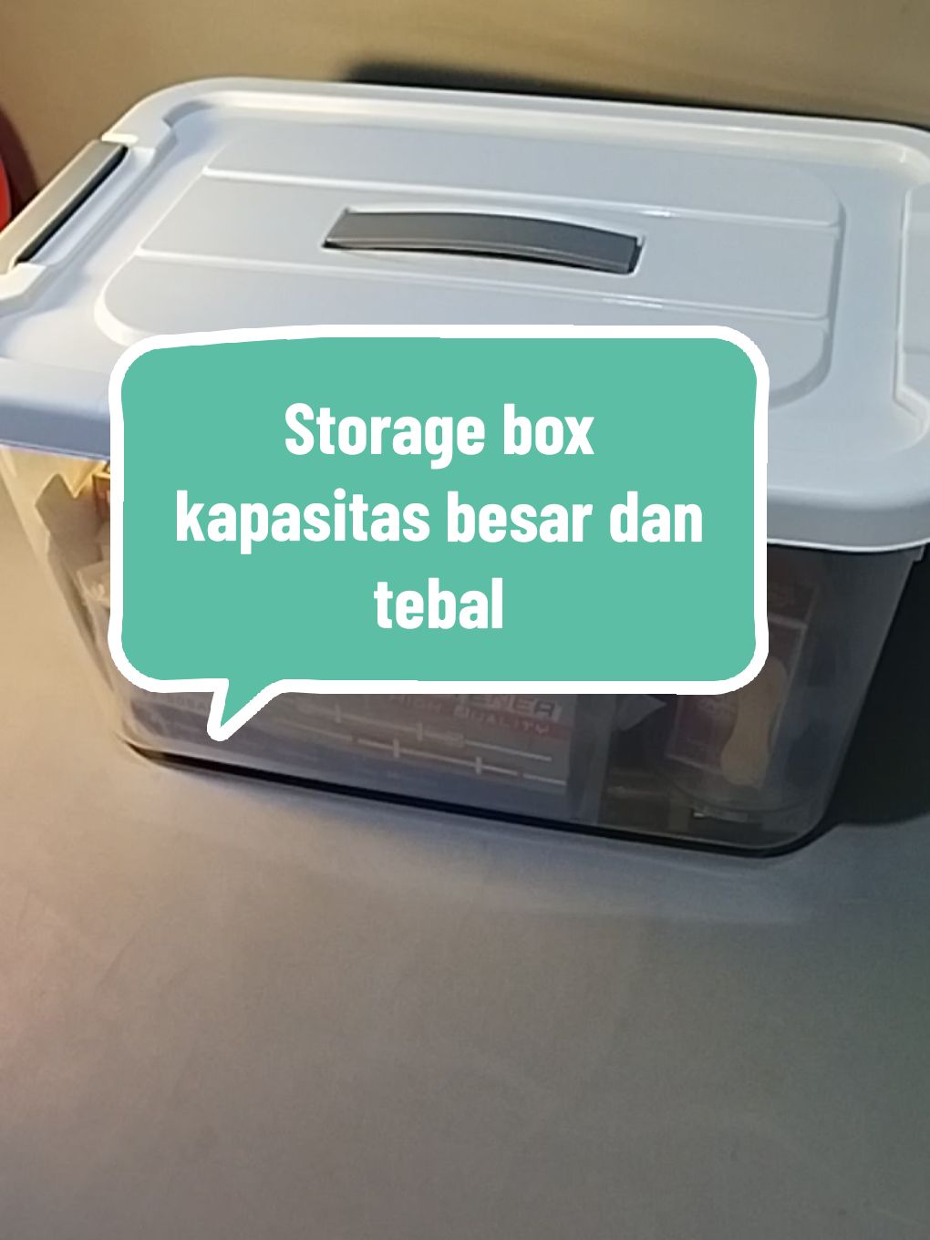 Detail Kegunaan: Pakaian, Kebutuhan Rumah, Mainan, Makanan & Minuman, Buku, Perhiasan, Barang Elektronik, Kecantikan Pengaturan: Kamar Tidur, Kamar Mandi, Toilet, Dapur, Balkon, Garasi, Lemari Baju, Ruang Belajar, Ruang Kerja, Mendunia • Jenis Wadah Penyimpanan: Dengan Tutup • Bahan: Plastik Deskripsi HUGO Container Box Storage Organizer Box Tempat Penyimpanan Besar Jumbo Multifungsi Kontainer Box Plastik Barang kamu berantakan? Butuh storage box untuk menyimpan barang kamu? Yang mempunyai kapasitas besar dan tebal? Perkenalkan, Container Box dari HUGO! Container box HUGO memiliki kapasitas extra besar dengan tutup yang rapat, sehingga barang aman dari debu dan serangga. Dengan desain yang menarik dan elegan, dan dilengkapi dengan handle di tutup, sehingga mudah dipindah dan dibawa ke event/bazaar. Selain itu, ada beberapa keunggulan dari container box HUGO: 1.) Wadah rapat sehingga bebas debu dan bebas serangga 2.) Bahan plastik tebal dan kokoh, bisa ditumpuk dan diisi barang berat. 3.) Wadah transparan, bisa melihat isi dalam, lebih praktis 4.) Bisa ditumpuk, hemat tempat 5.) Tutup dilengkapi dengan handle, mudah dibawa ke event/bazaar. Spesifikasi Produk : * Nama Produk: Container Box * Ukuran : - S 24.2 x 13.2 x 17.3 cm - M 28.5 x 15.7 x 20.5 cm -L 18.7 x 33.6 x 21.5 cm - XL 21.6 x 39.1 x 29.2 cm * Material: PP #boxcontainer #containerbox #wadahpenyimpanan #wadahserbaguna #cuantanpabatas #scrollsharecuan #megaguncang1212 #storage #storagebox 