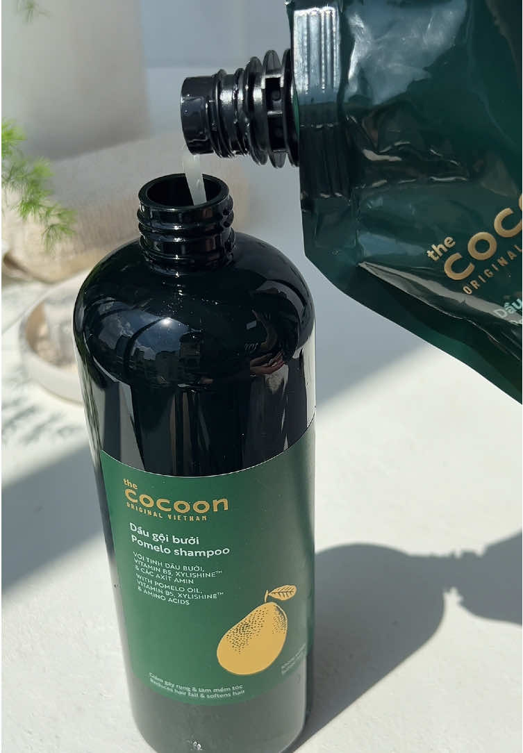 🌿  Cùng Cocoon chăm sóc mái tóc với một tinh thần sống xanh vì môi trường. Một lần refill, một bước thay đổi tích cực. #CocoonVietnam #Myphamthuanchay #Vegancosmetics 