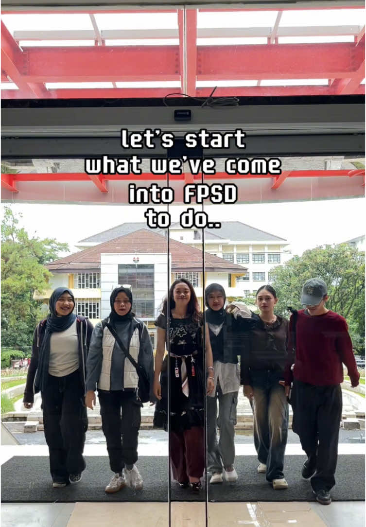 KALCERR ABIESSSS🤫🧏🏻‍♂️ Anak-anak FPSD emang gak pernah gagal soal gaya!🎨✨ OOTD mereka bukan cuma outfit, tapi cara mengeksplorasi seni di kehidupan sehari-hari. Dari yang chill vibes sampe yang bold & nyentrik, semua ada di sini🤙🏻🔥 WELLLL🤙🏻🤙🏻🤙🏻 #fpsd #outfits #kalcer #upi #seni #fitcheck #fyp #fit #outfitoftheday #ootdfashion #anakseni #skena