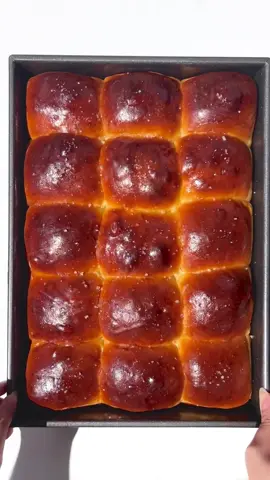 Can’t ruin Christmas for you guys without serving my fluffiest dinner rolls recipe 🍞 the sound of the bread getting pulled apart though 🫨 📍 recipe in my bio or visit butterhand.com #dinnerrolls #bread #milkbread #milkbun #christmasdinner #christmasrecipes #asmrfood