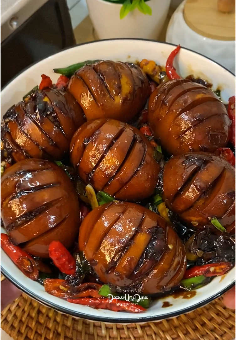 Kalo punya telur jangan di balado aja cobain deh resep yg satu ini ✨  . . #resepmudah #masakanrumahan #masakansederhana #telur #teluriris #dapurumidina #reseptiktok 