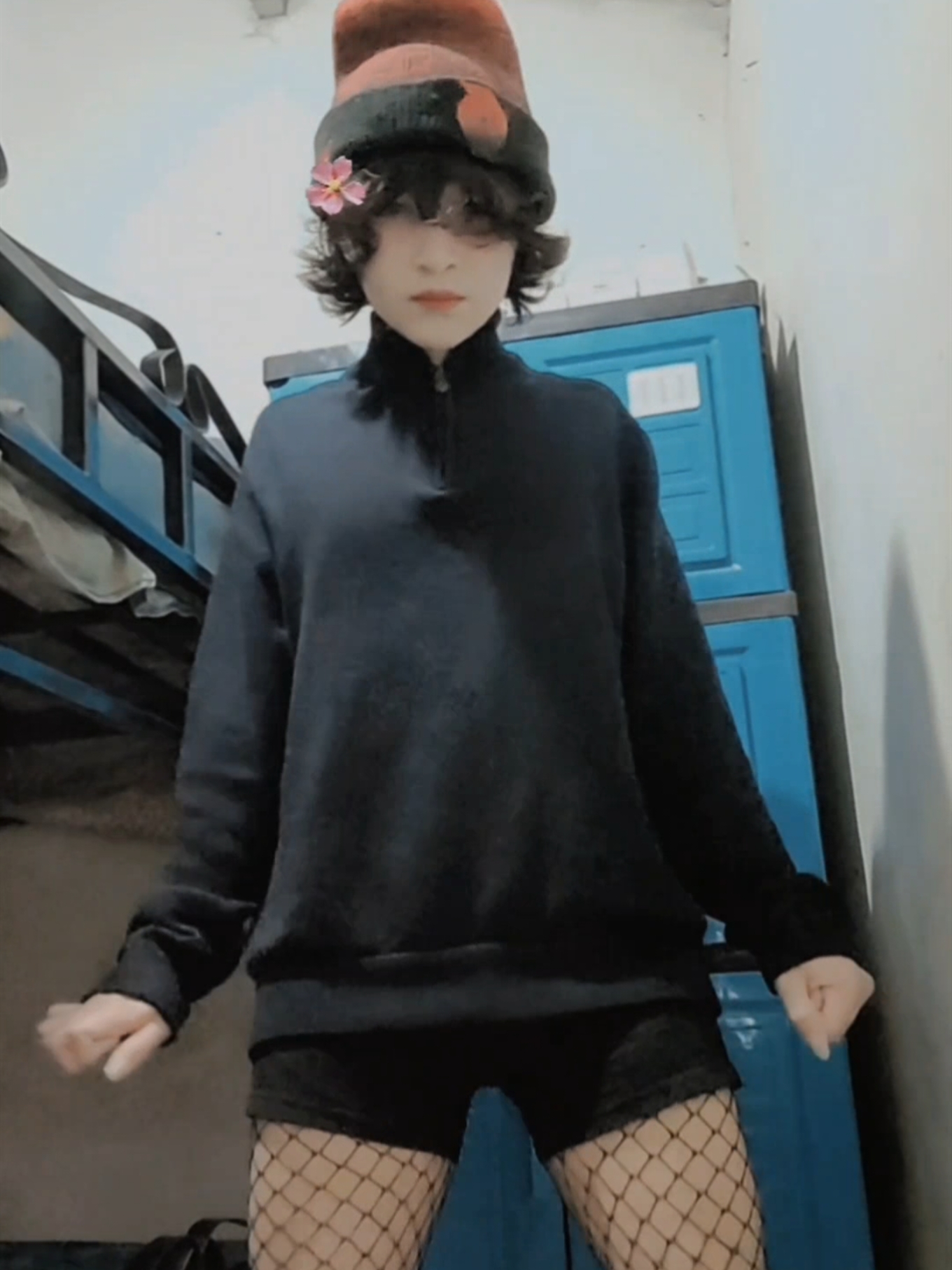 Ya espantateeeeee gahaha me veo bien goofy haciendo ese baile 😭 (Creo que es la primera vez que ven mi rostro de lejos sin que me cubra los ojos) #mewtwobuild #fyp #femboyz #femboy #femenineboy #femenine #genetic #humor 