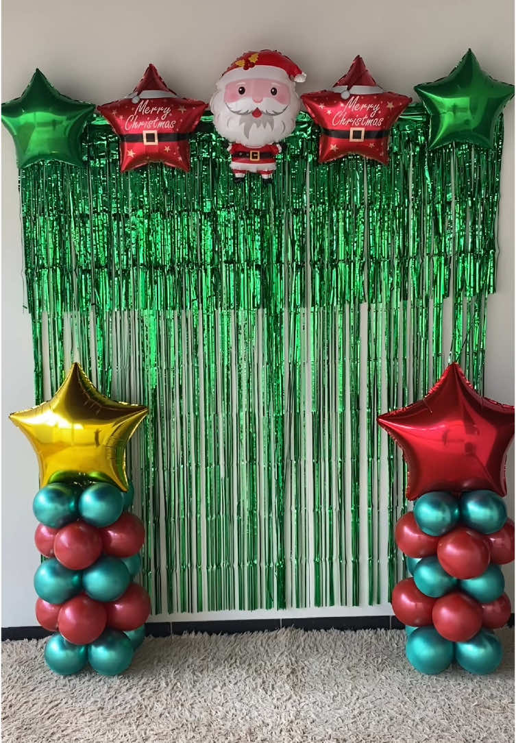 “Decoração de Natal com apenas 6 itens? Sim, é possível! ✨🎈 Veja como transformei um espaço simples em um cenário incrível. Quer fazer o mesmo? Vem pra loja e garanta os itens para arrasar no Natal! 🎄🎁  #DecoraçãoDeNatal #Balões #DIY”