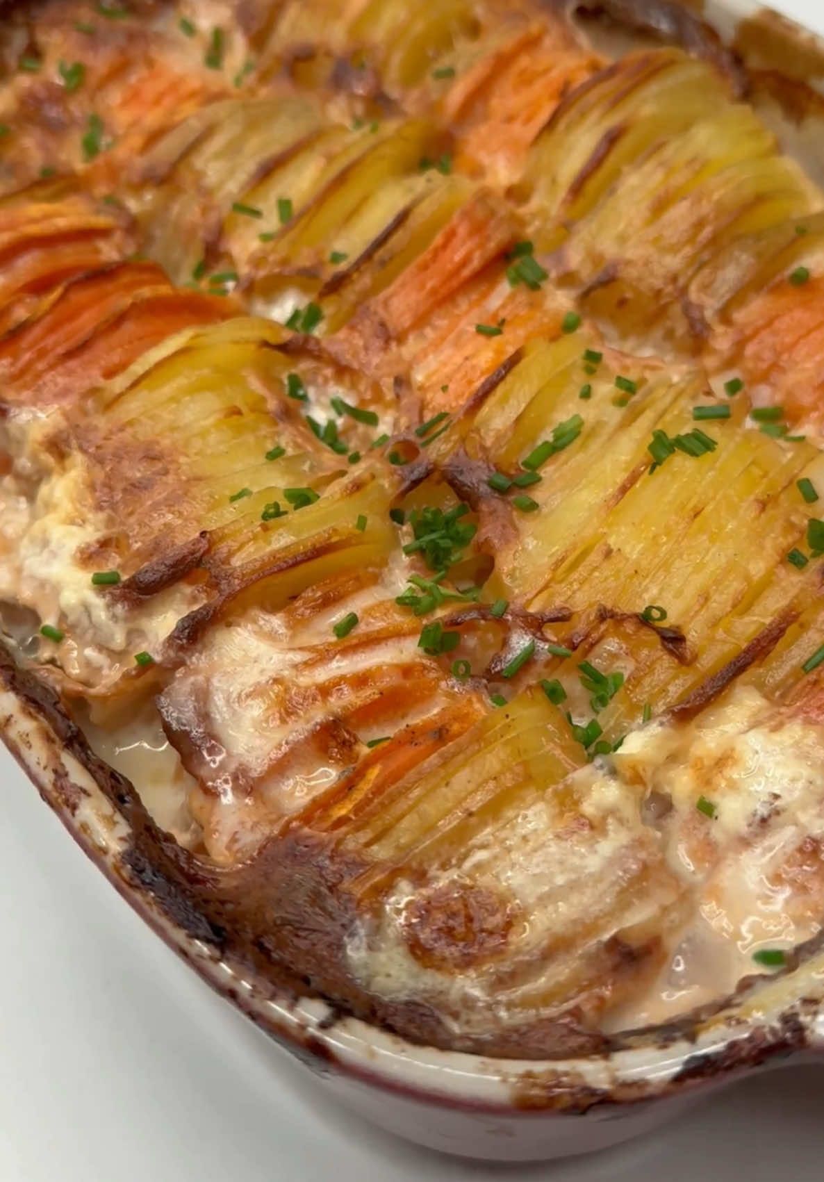 Gratin pommes de terre & patates douces (dauphinois) Un gratin ultra fondant, sans fromage ni béchamel, et surtout sans précuisson. Ingrédients (pour 2 kg de pommes de terre) : 1 kg de pommes de terre 1 kg de patates douces 400 ml de crème liquide 400 ml de lait 2 gousses d’ail fumé Quelques brins de thym Sel, poivre Étapes : Faites infuser la crème et le lait avec l’ail fumé, le thym, le sel et le poivre. Coupez les pommes de terre et patates douces très finement. Disposez-les dans un plat bien beurré. Versez le mélange infusé (filtré) par-dessus. Couvrez et enfournez à 190°C pour environ 1h30. Retirez le papier les 10 dernières minutes pour gratiner. #gratin #dauphinois #patates #patatedouce #recette 