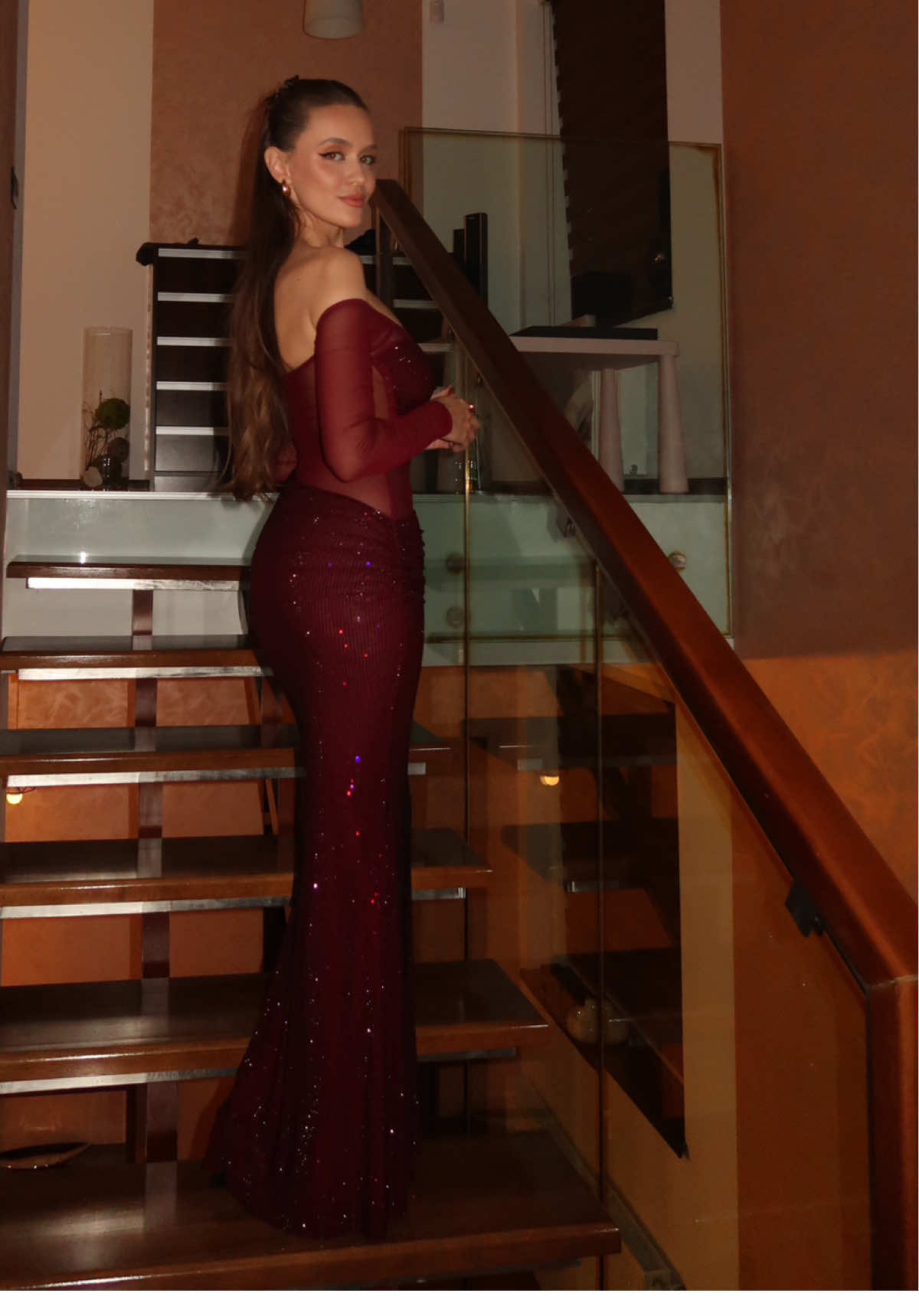 and suddendly burgundy is my new fav colour💋✨😮‍💨 #holidays #holidaydress #OOTD #ootn #outfit #reddress #nye #christmas #nyedress #nyeoutfit #meshki #meshkidress #fyp @Meshki 