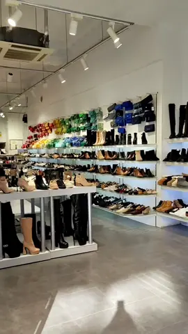 Visita nuestra tienda en Periodista Azzati, 11 (Besty). Tenemos calzado de todos los estilos que puedas imaginar para tus outfits de invierno.😍🤗❤️👠👛🛍️ . . #zapateriavalencia #fashionwoman #calzadomujer #botasmujer #zapatomujer #modacalzado #valencia #botintacon #tacones #partyshoes #womanshoes #itgirl #influencer #fashionstyle #fashion #regalos #regalazapatos #clutcheslovers #complementosinvitada #tiendainvitadavalencia 