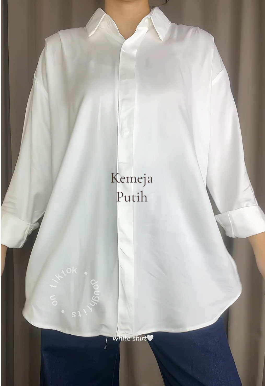 Kemeja putih superrr nyaman🤍🤍 bahan rayon twillnya jatuh & adem bgttt. Ootd jalan-jalan, kerja atau ngampus cocok bgt💕 #kemejawanita #kemejablouse #kemejaputih #blousekemeja #outfitideas #outfitinspo #ootdideas #ootdinspo 