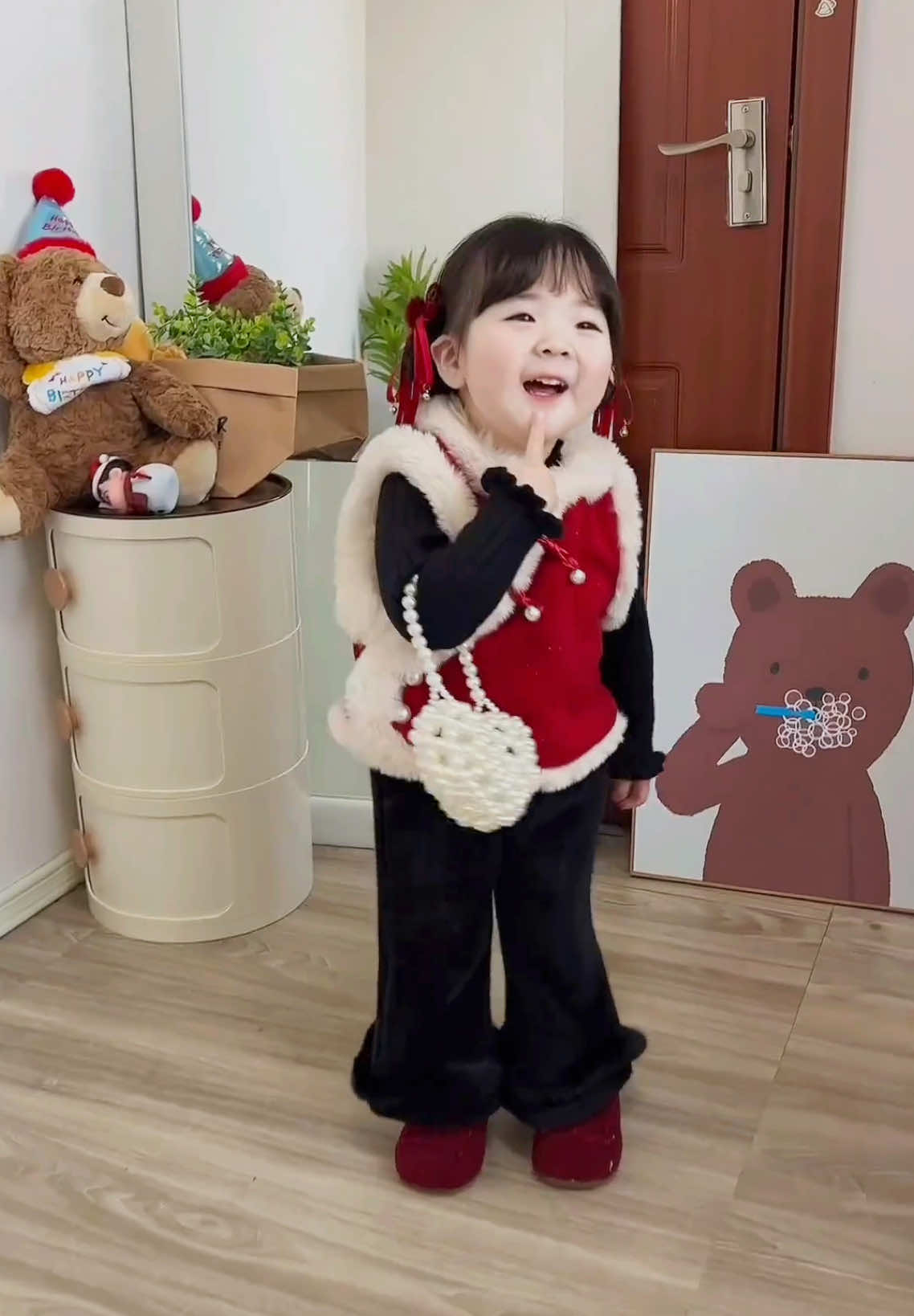 Tết cứ phải đỏ cho rực rỡ ❤️❤️🧧#viral #doxinh #begai #changchang #orderkids #quanaotreem #muadong 