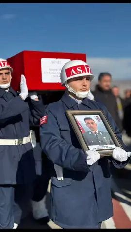 Toprak Seni İncitmesin Abi🇹🇷#şehithüseyinipek #sehitletölmez #vatansağolsun #hüseyinipek🇹🇷 #helikopterkazası9şehit #nevsehirsehidiniugurluyor #şehithüseyinipek #helikopterkazasında 