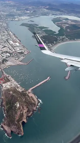 A beautiful approach into Mazatlan 🤯 #volaris #airbus #a321 #avgeek #aviation #aviacion #mazatlan #sinaloa #landing #fyp 