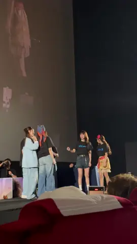 Lỡ cười lớn quá quê nên quay qua lắc lắc Kapook cho đỡ quê dậy á mà 😂 — #ciizezphr 