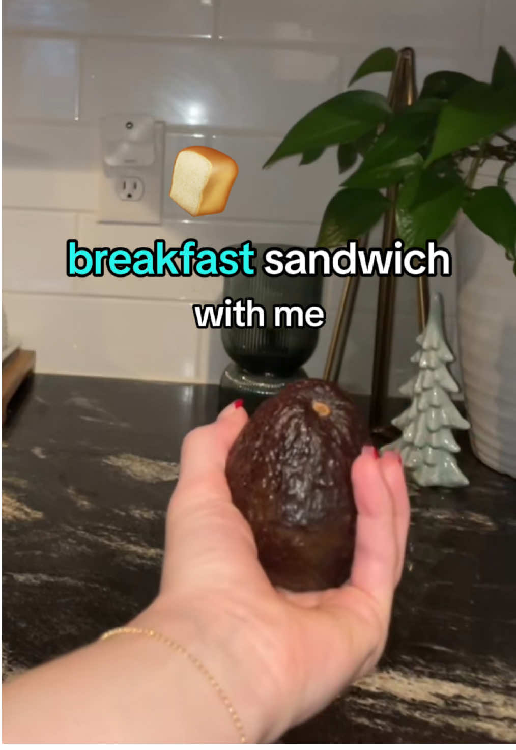 make my everyday breakfast sandwich with me!! 🥯🥓🥚🥑#creatorsearchinsights #breakfastsandwich #bagelsandwich #bagelhoe 