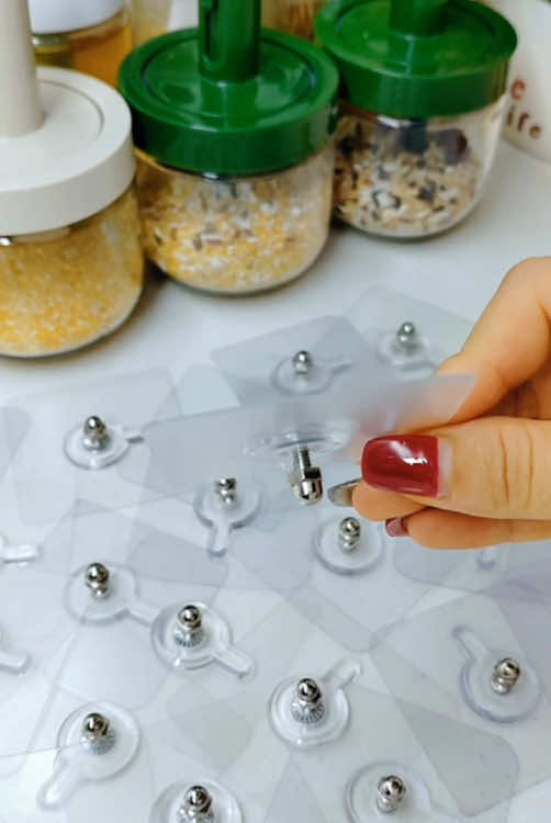 Stop drilling holes in the wall! With this nail-free sticker hook, you can hang it wherever you want! #practicalgoodthings