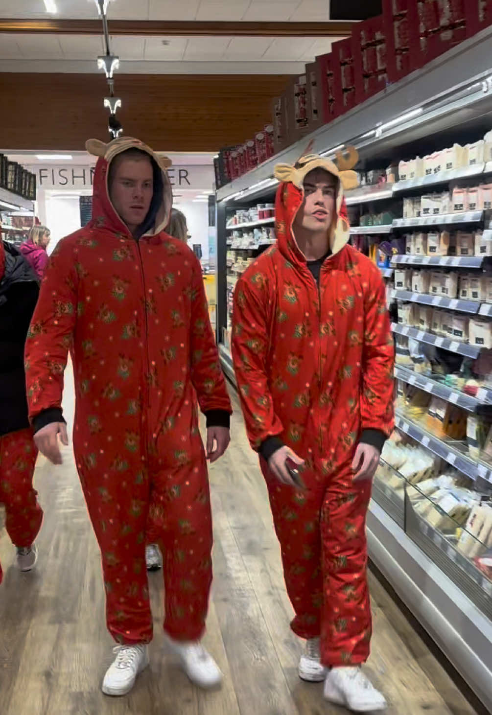 It was way too easy to convince everyone to do this 🤣  @JamesBeardwell @HanTaylorfit @Will B @Amy Binstead @Sam_Goatlifters #CapCut 