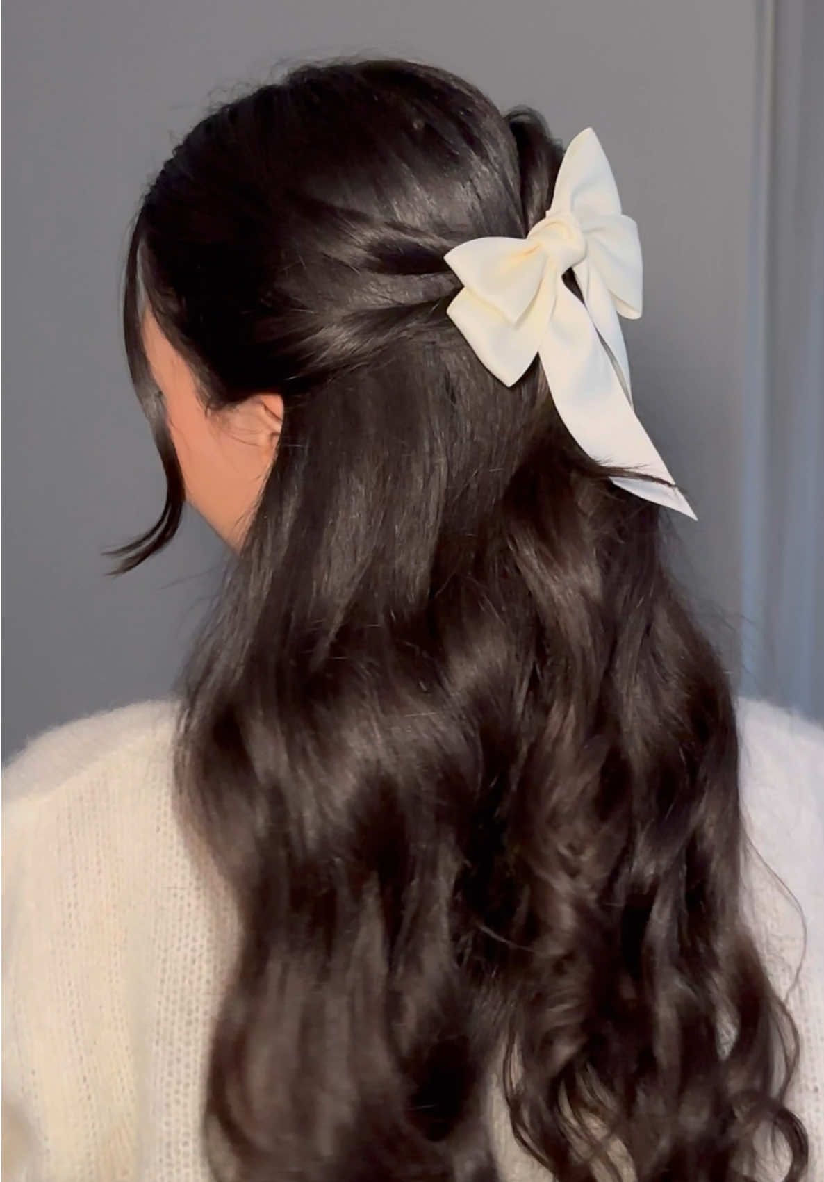 Easy Holiday Hairstyle 🤍✨ #hairstyletutorial #easyhairstyles #bow #hairinspo #hairideas #longhairstyles #cutehairstyles #saç #hairtrends #contentcreator 