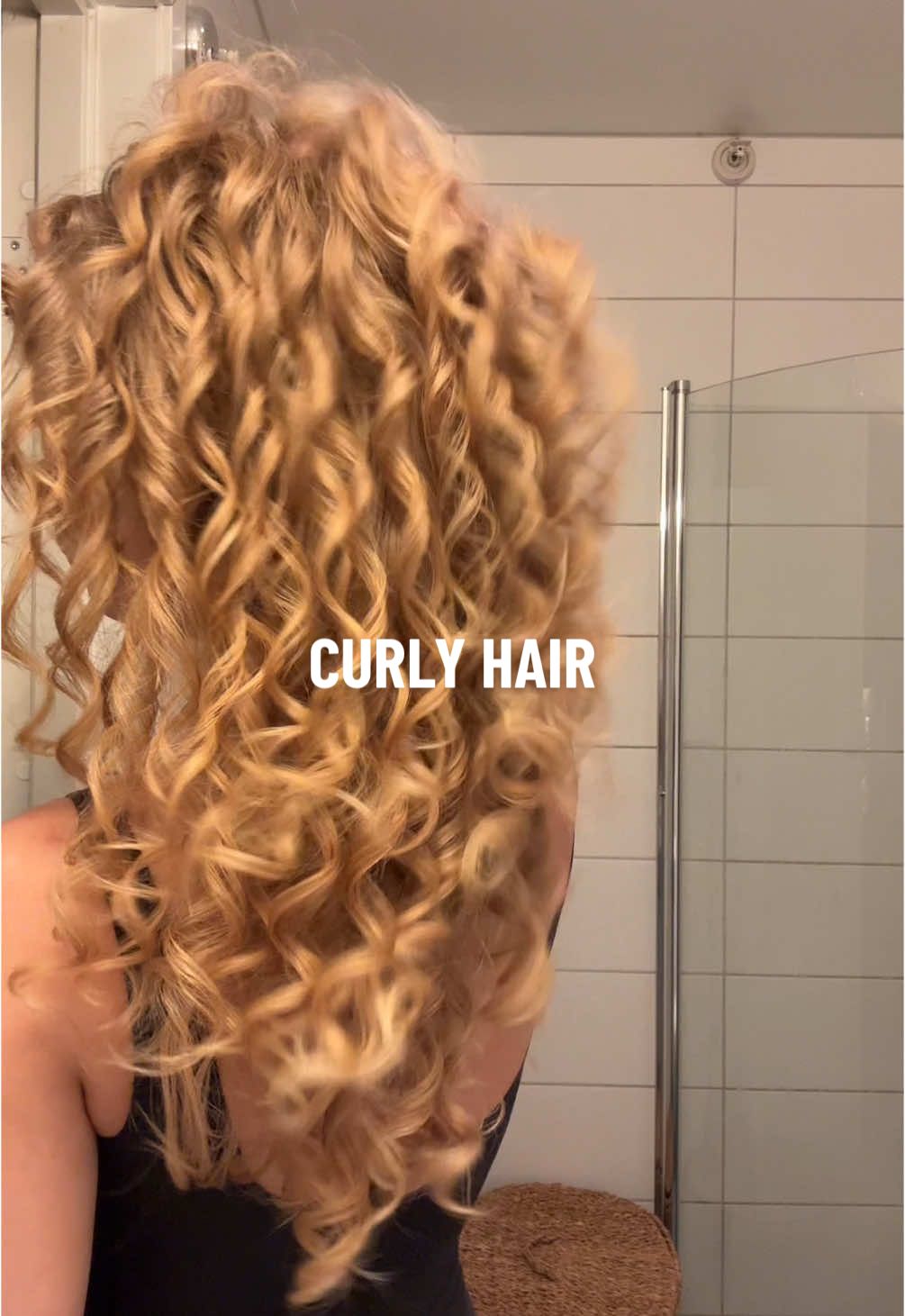 It’s called styling, not forcing😉💗 #curlyhair #curlyhairtytutorial #nordiccurls 