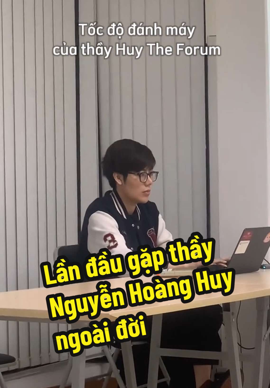 Thầy Nguyễn Hoàng Huy trên mạng và ngoài đời 🔥 Hôm nay mới được diện kiến tốc độ đánh máy của một người có thể đánh 10000 chữ trong 1 đêm  