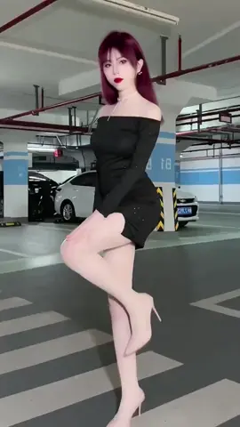 Never judge someone's happiness, even if that person appears lonely and helpless.#beauty #beautifulgirl #girl #girls #chinesegirls #highheels #toes #heels #beautiful 