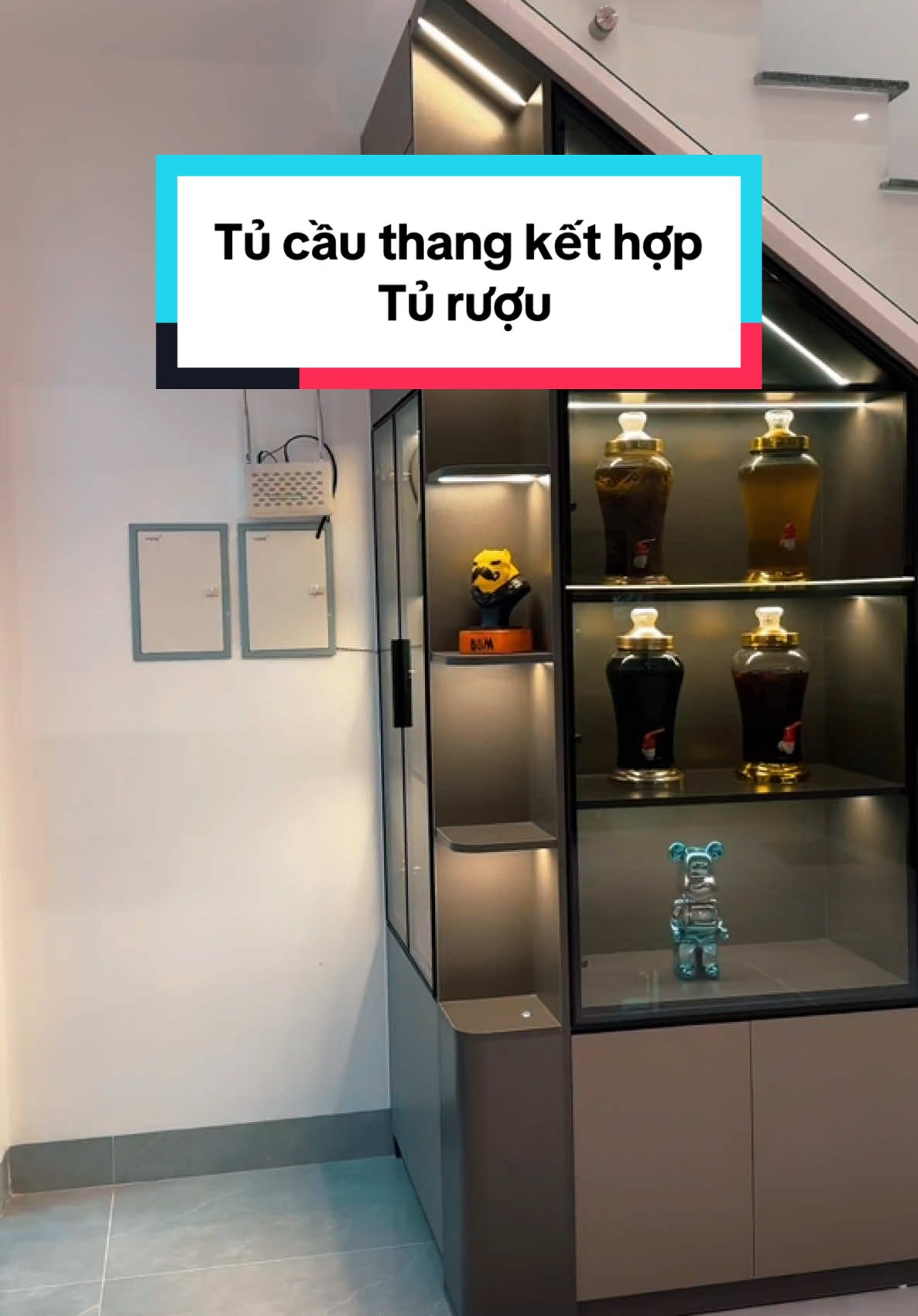 Mẫu tủ cầu thang kết hợp tủ rượu cánh kính #NoithatAnPhatTPVinh #xuongthicongnoithattpvinh #anphatfurniture #design #gocongnghiep #anphat_thietkethicongtrongoi_tpvinh #gocongnghiep 