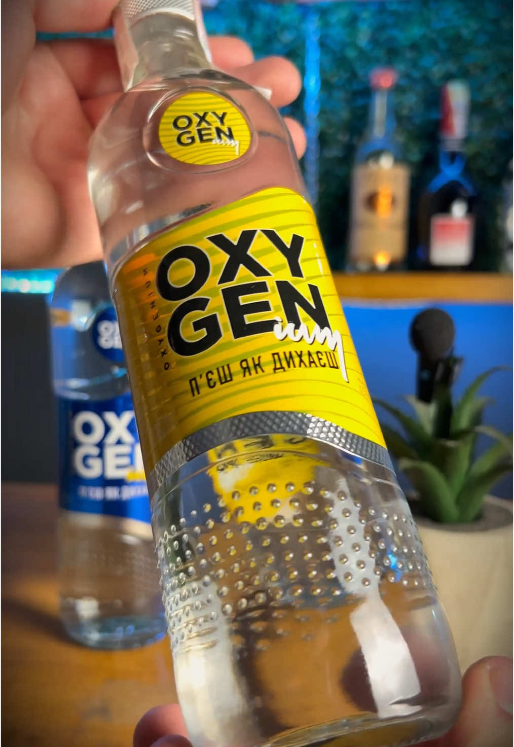 Oxygenium - невідʼємний елемент застілля  OXYGENIUM особлива легка – це класична якісна горілка, що зроблена з найкращого спирту та найчистішої води. Стильний дизайн пляшки робить її ще більш бажаною, але головна родзинка напою – його незабутній смак. Він настільки легко п’ється, що ви можете не помітити, як пляшка скінчиться і треба буде брати другу. Звичайно, пити горілку треба відповідально, помірно, не забуваючи про достатню кількість закуски, тоді наступного ранку вас не мучитиме похмілля. #горілка #коктейльвдома @OXYGENium 