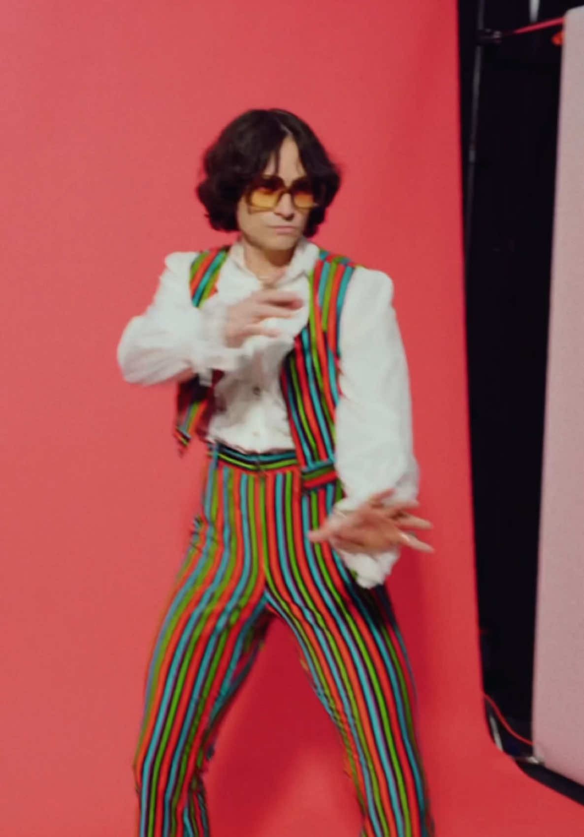 Lovely last show of the year! ONE MONTH TIL TOUR! 🌟 #spencersutherland #newmusic #OnTour #glamrock #thedramatour @iHeartRadio @102.7 KIIS FM 