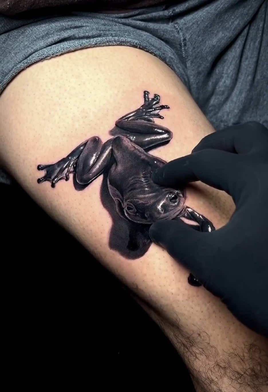 Have you ever seen a more realistic tattoo? By @Danylo Stefan  #realismtattoo #frogtattoo #tattooart #inked #tattoolover 