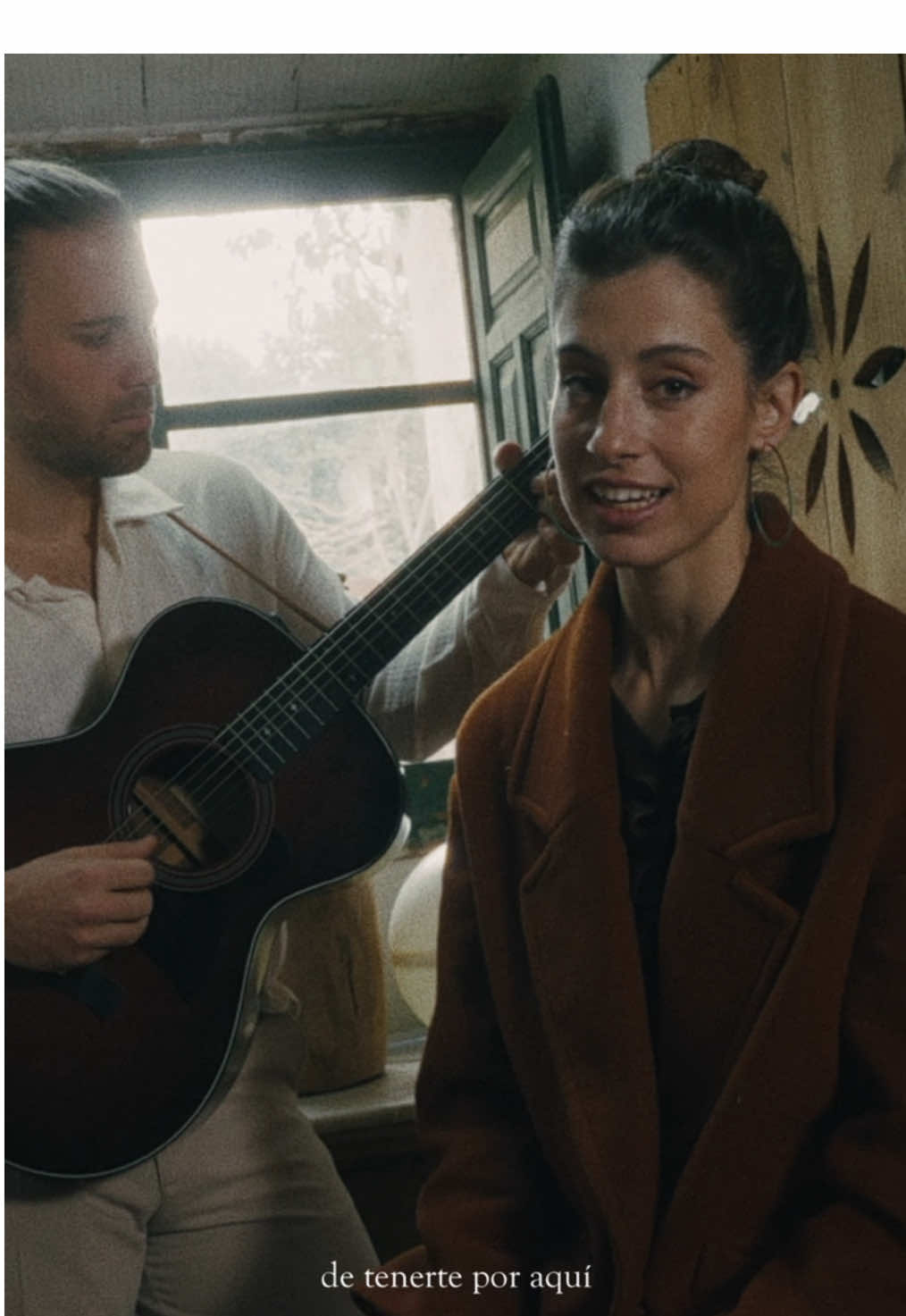 Hay algo en ti salió en una tarde, sin pensar demasiado, simplemente sintiendo. Gracias por todo el amor recibido y por sentirla con nosotros ♥️ #parati #hayalgoenti #fy #fyp #amor #cantante #nuevamusica #tiktokmusic 