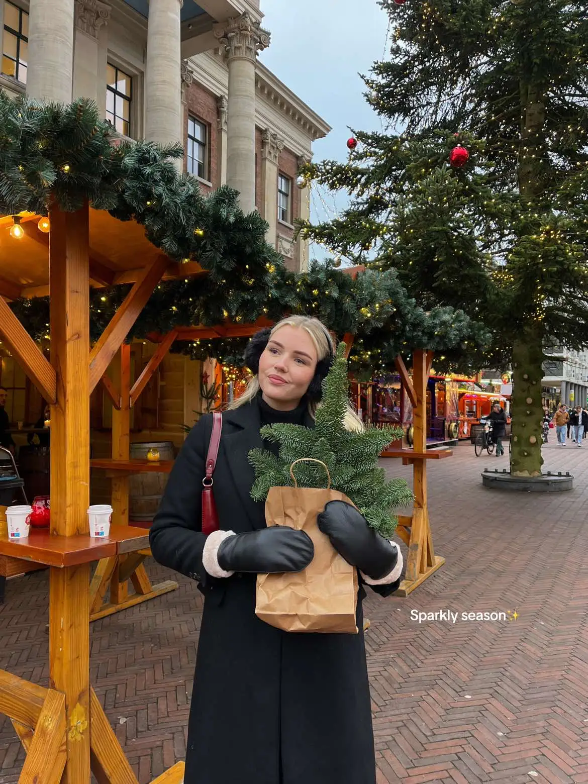 ig: @gwen.huizinga #fy #christmasoutfit #partyoutfit #christmasmarket #holidayseason #outfitinspo