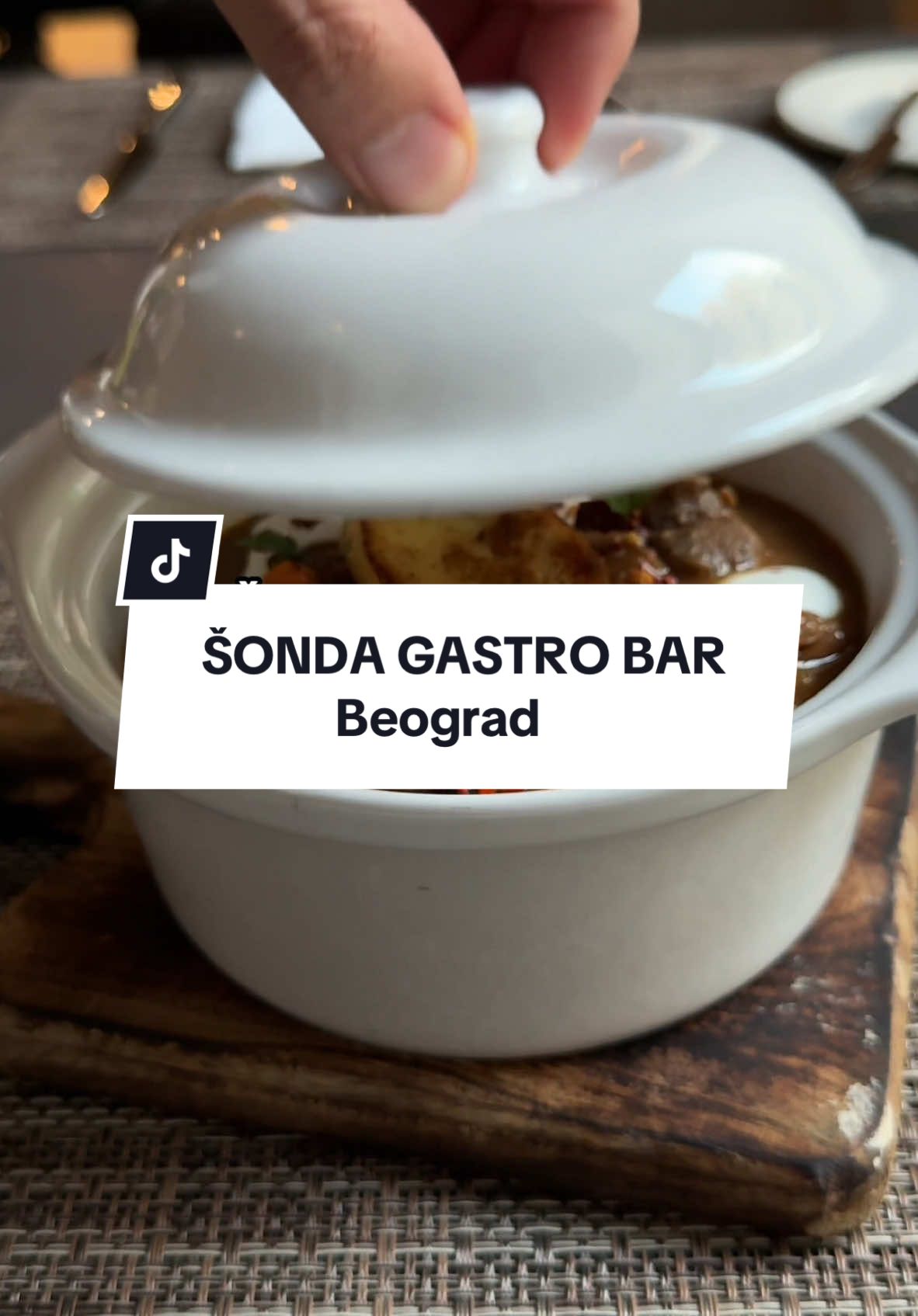 Šonda gastro bar, Cara Uroša 62, Beograd Volim kad pojedem nešto na šta nemam prilike baš svuda da naiđem, ovde je to bio slučaj sa gulašem od divljači i pečenom kruškom i oba jela su bila odlična.👌🏼 Kebab je uobičajen u formi ali u izvedbi isto tako specifičan. Juneće meso je u pitanju, ultar je sočan i unutra i spolja, odlično ukombinovan sa salsom preko tako da sve pohvale. 👌🏼